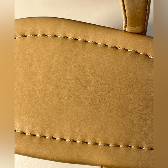 ⬇️MICHAEL Michael Kors Nude/Tan T-Strap Thong Wedge Heel Sandals Women’s Size 9M - Picture 8 of 10